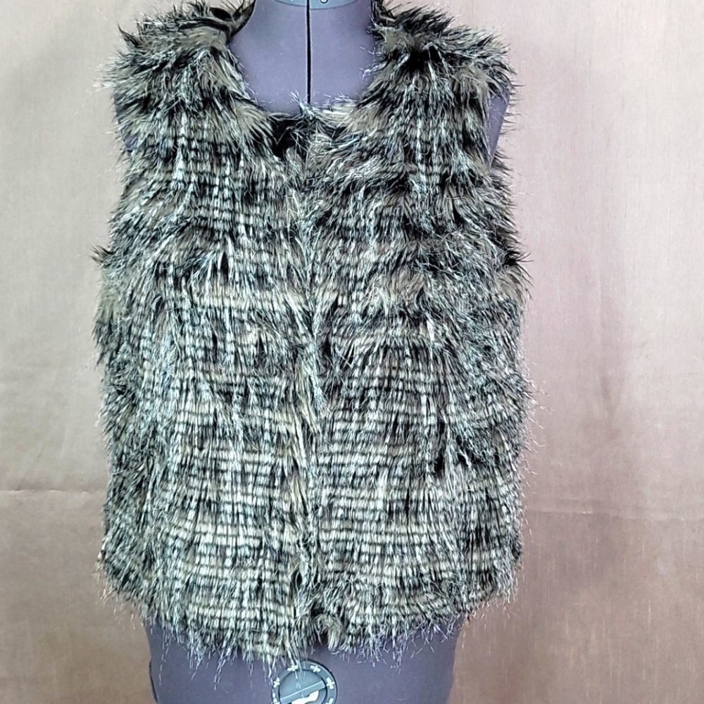 NEW YORK YORK COLLECTION Furry Vest‎ Large
